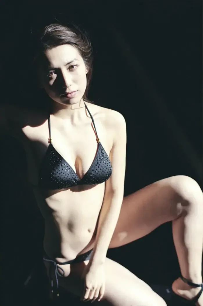 사토 아이리 사진집 「신주쿠 로널리네스」 1권